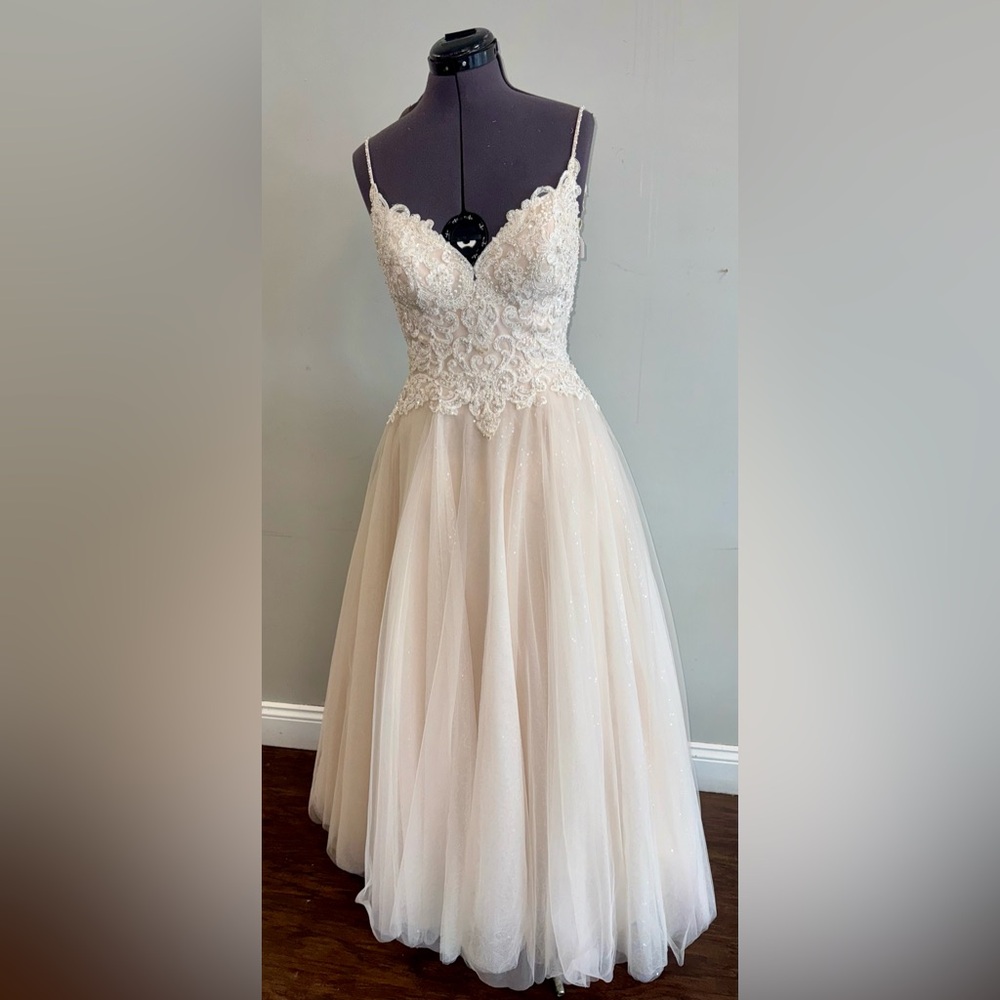 Elegant Cream Lace Wedding Dress - Picture 4 of 6